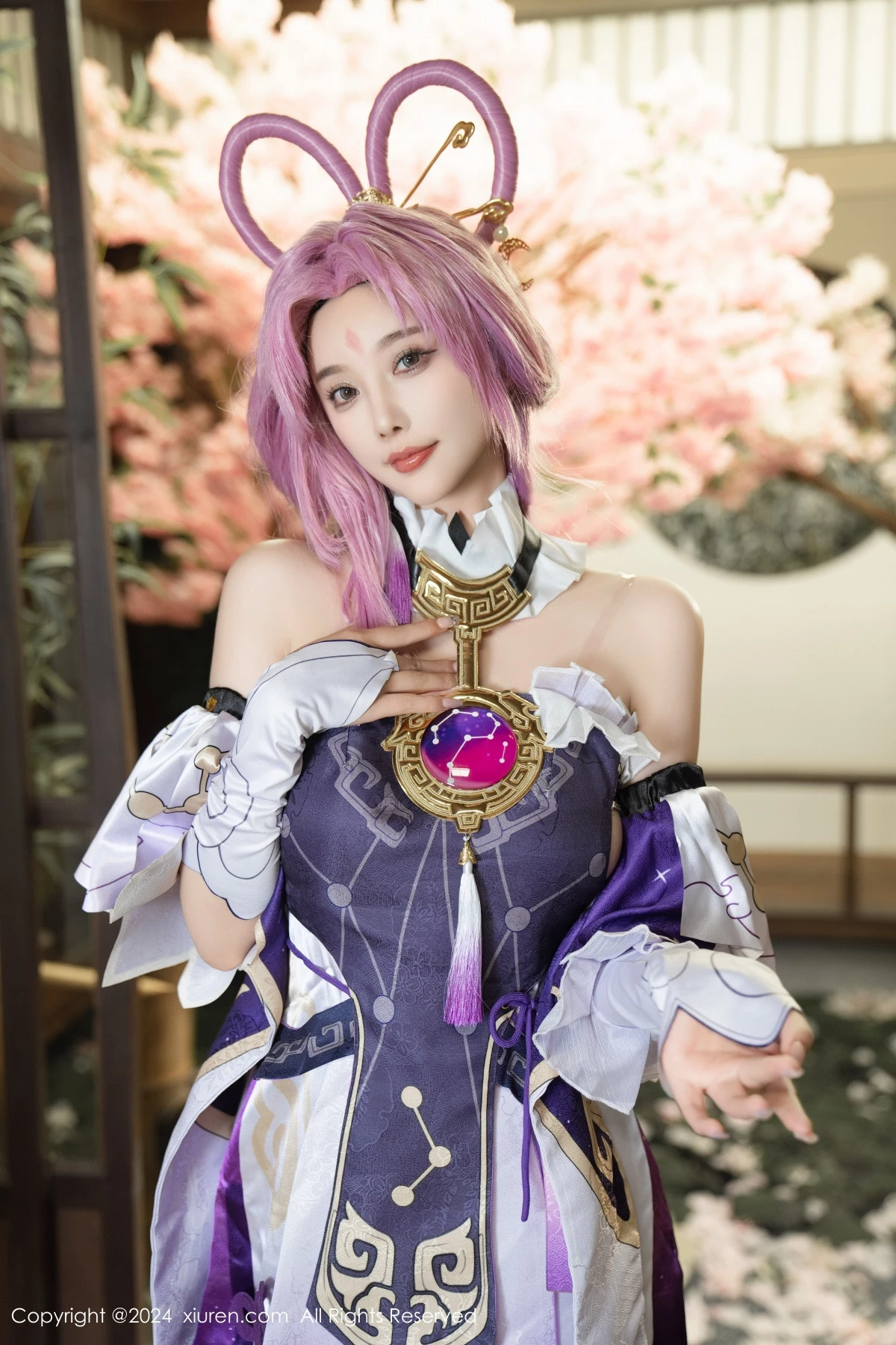 XiuRen第8943期_女神杨晨晨Yome性感紫色Cosplay服饰配白丝袜秀丰满身材诱惑写真79P_极品性感美女