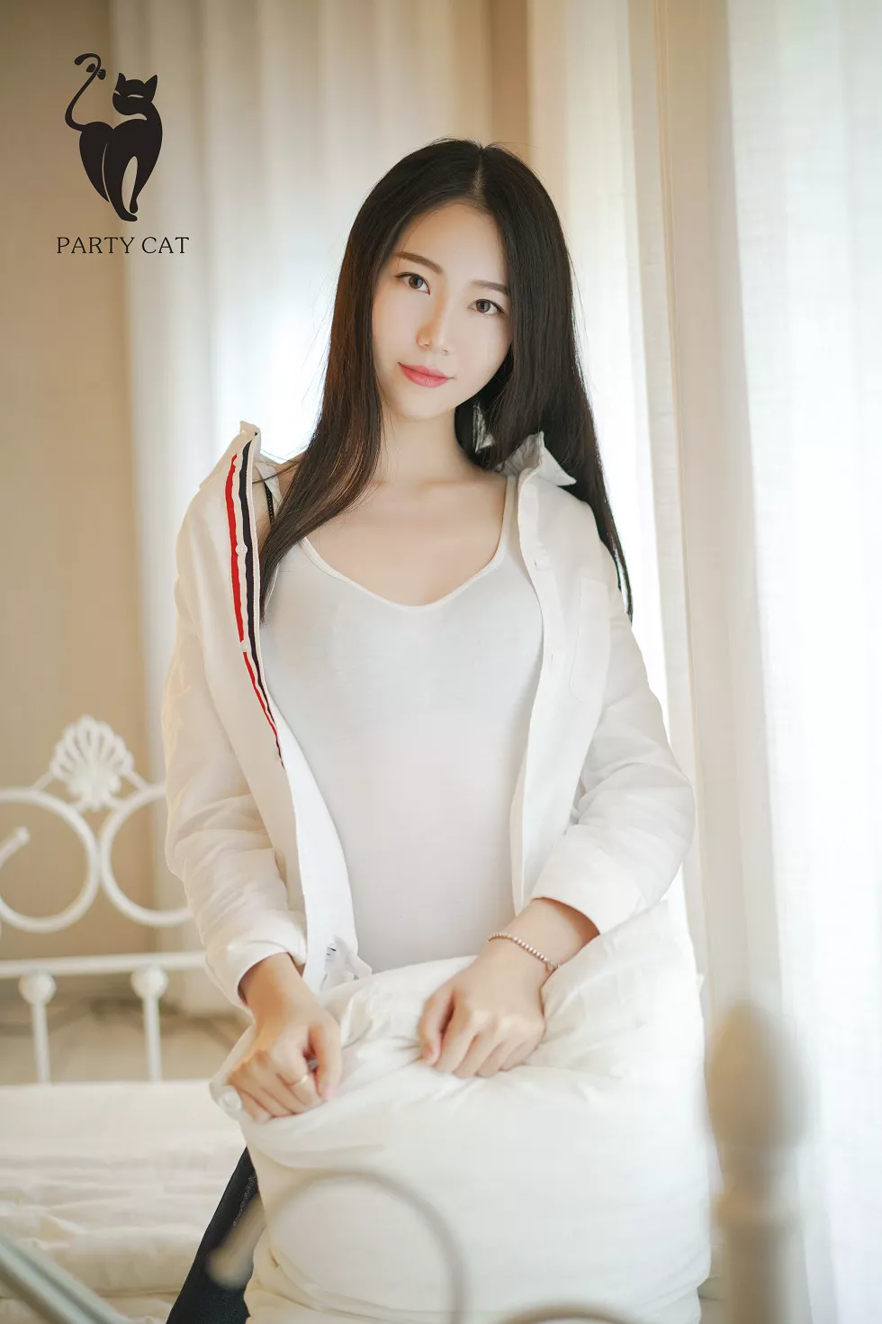 [PartyCat轰趴猫]No.006_吊带内衣妹子居家床上脱牛仔裤秀完美身材性感写真38P_极品性感美女