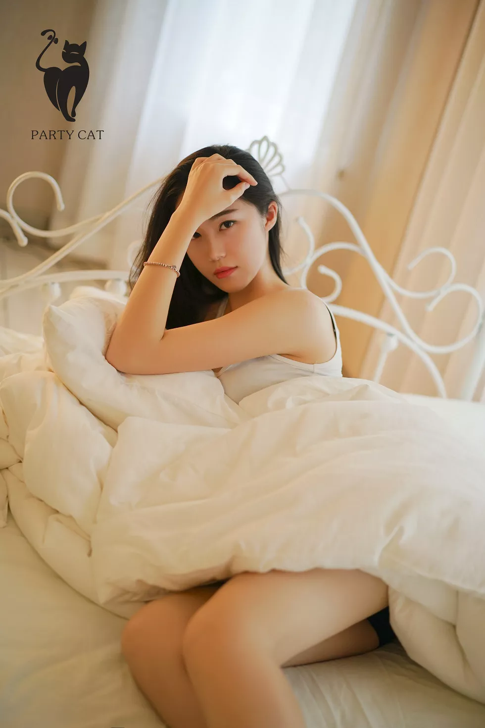 [PartyCat轰趴猫]No.006_吊带内衣妹子居家床上脱牛仔裤秀完美身材性感写真38P_极品性感美女