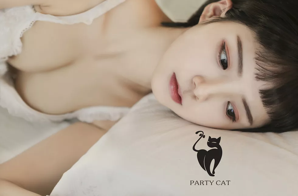 [PartyCat轰趴猫]No.009_嫩模安琪拉私房床上性感白色蕾丝内衣完美诱惑写真36P_极品性感美女