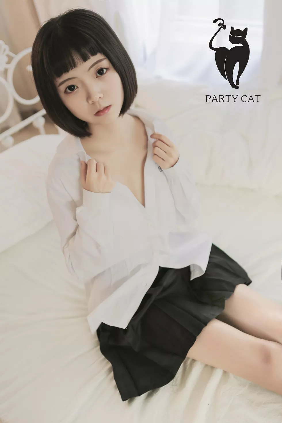 [PartyCat轰趴猫]No.009_嫩模安琪拉私房床上性感白色蕾丝内衣完美诱惑写真36P_极品性感美女